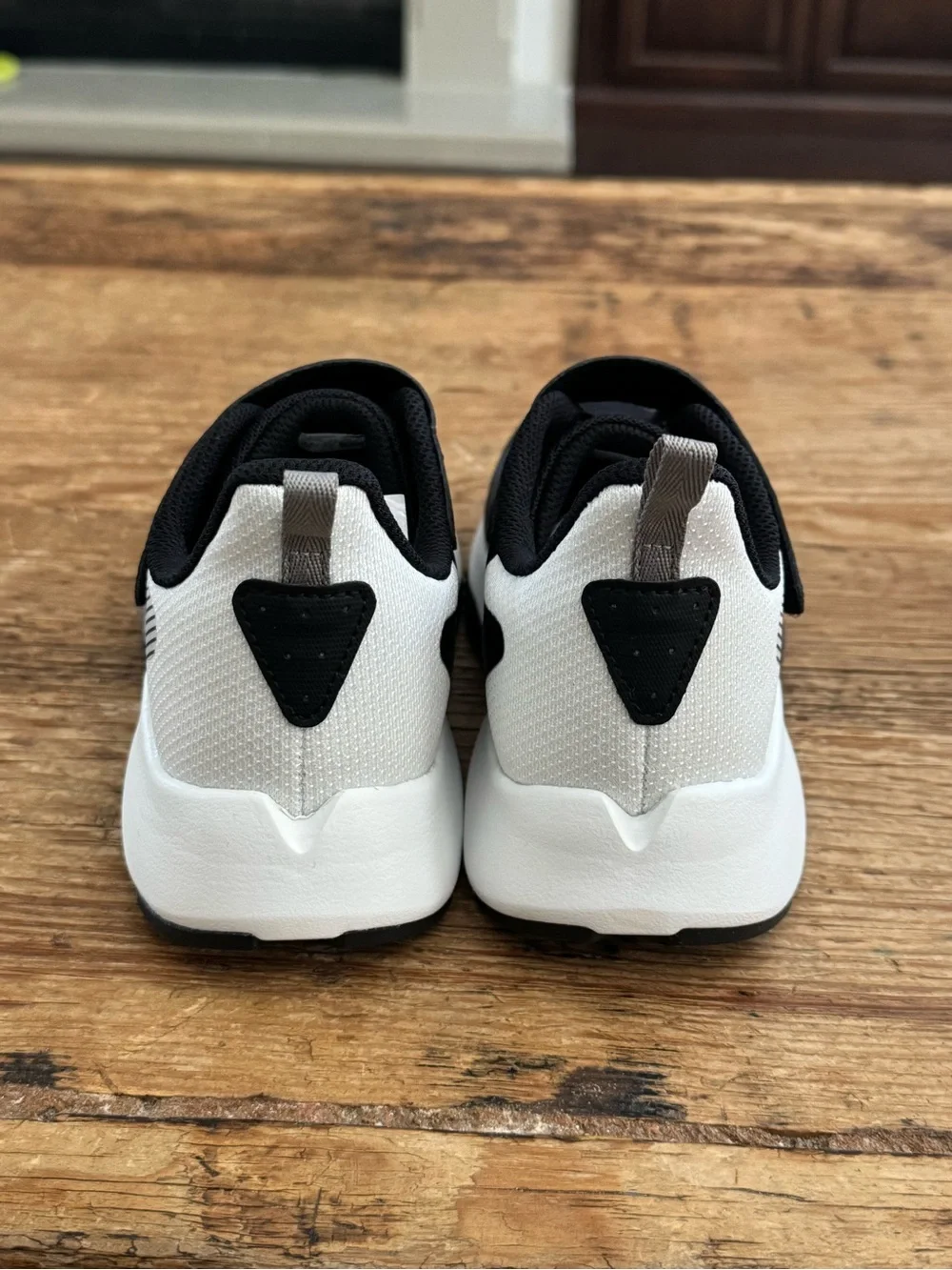 NWT New Balance Rave Run V2 Kids Sneakers Black White (Big Kids Size 6)